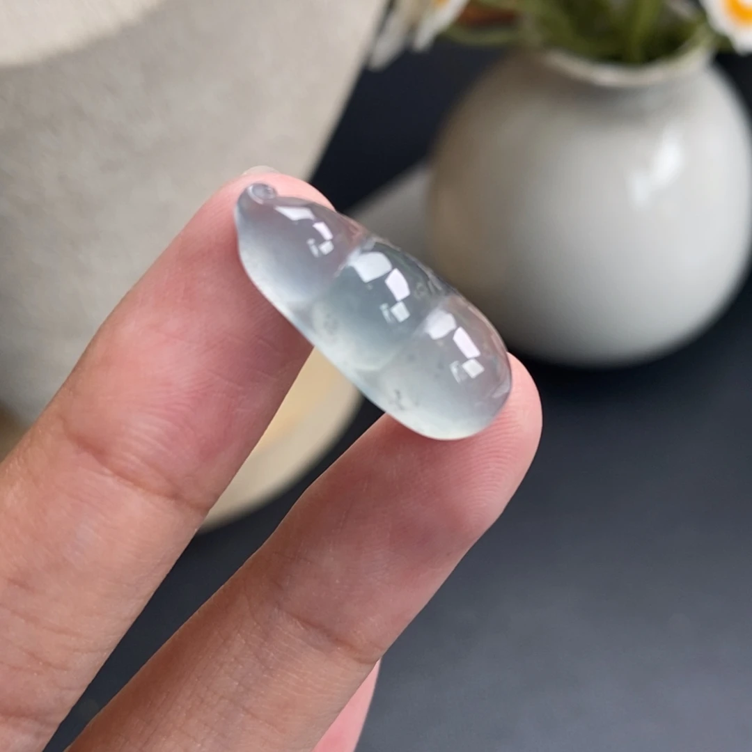 翡翠裸石冰蓝底豆子