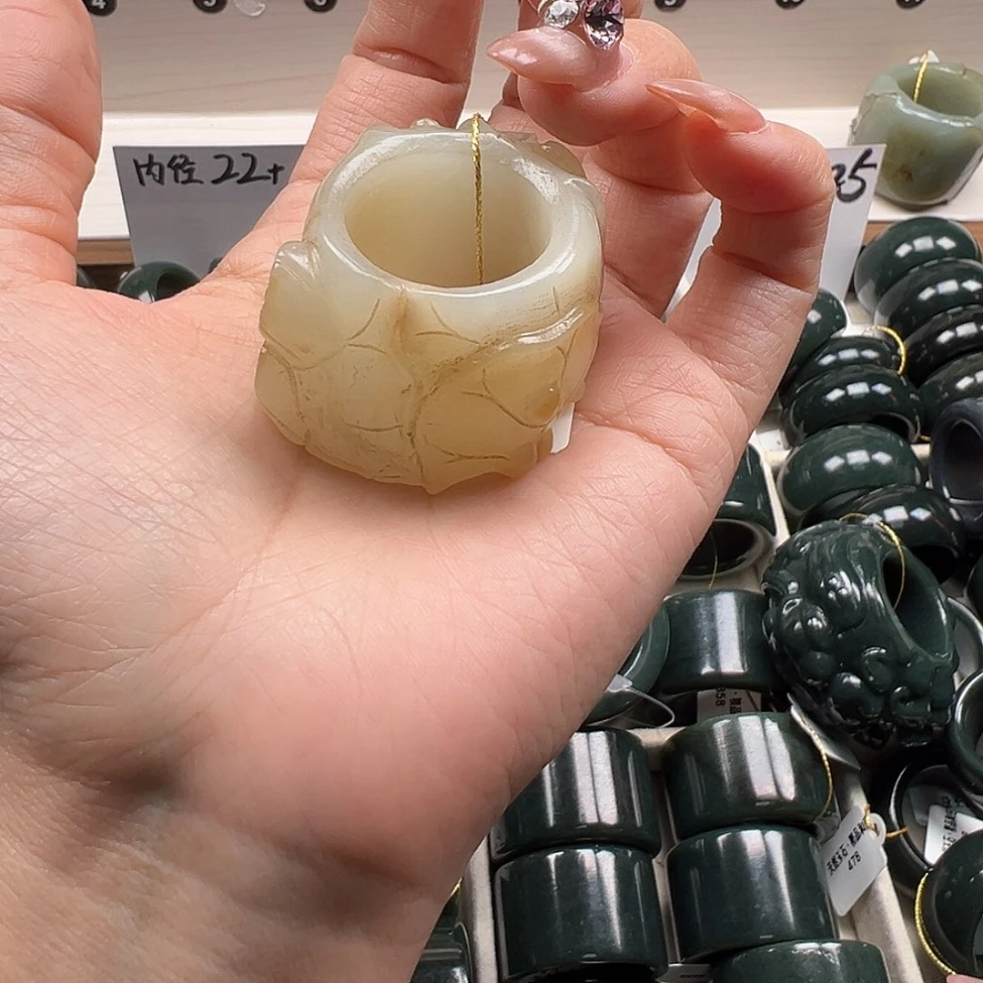 舎***㤫和田玉未镶嵌戒指内径22.4