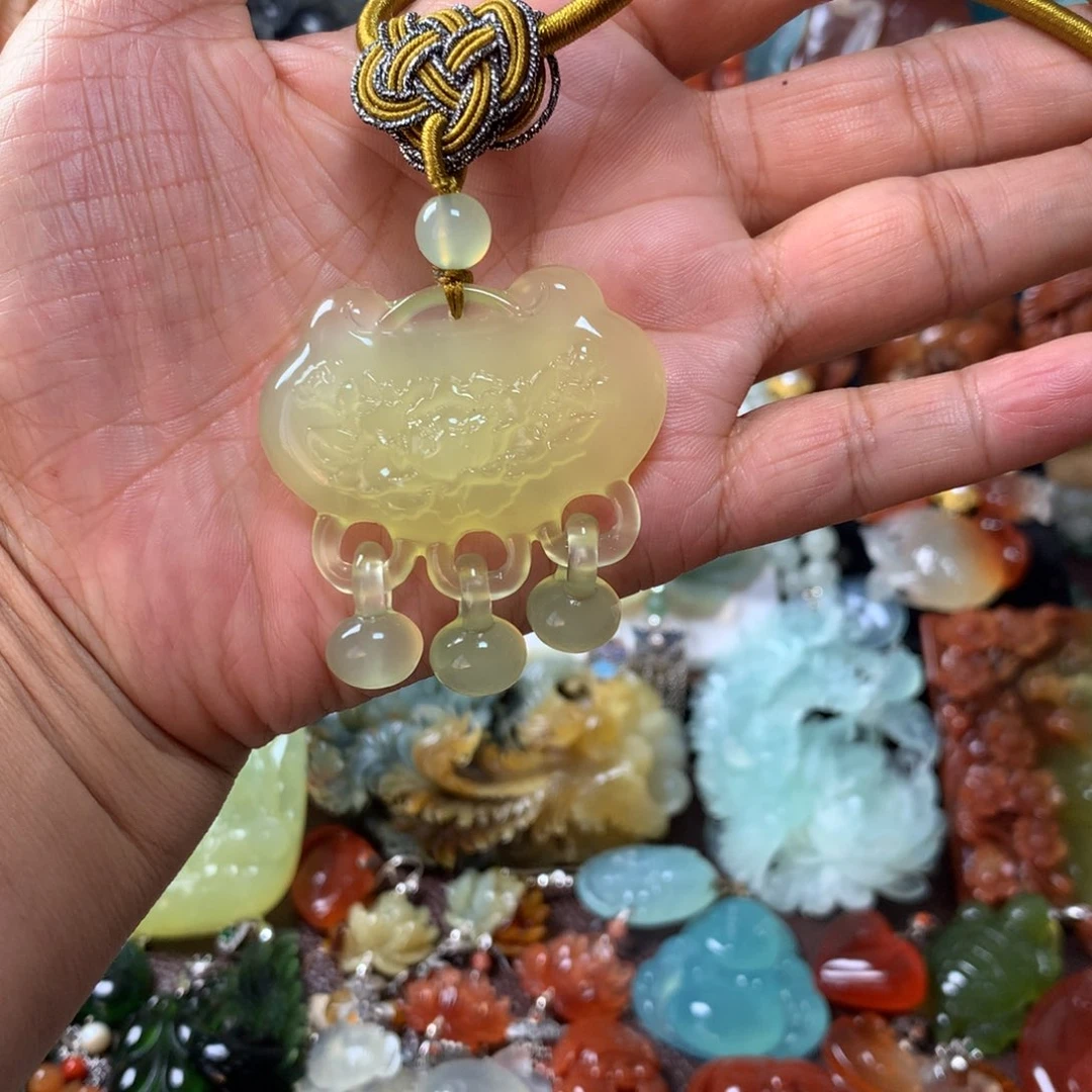 蛇纹石玉挂坠未镶嵌