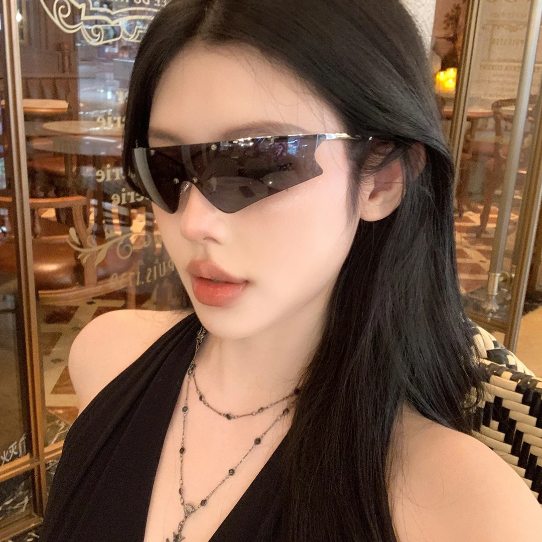 2025新款曲面墨镜Y2K千禧辣妹防风运动骑行眼镜一体登山太阳眼镜