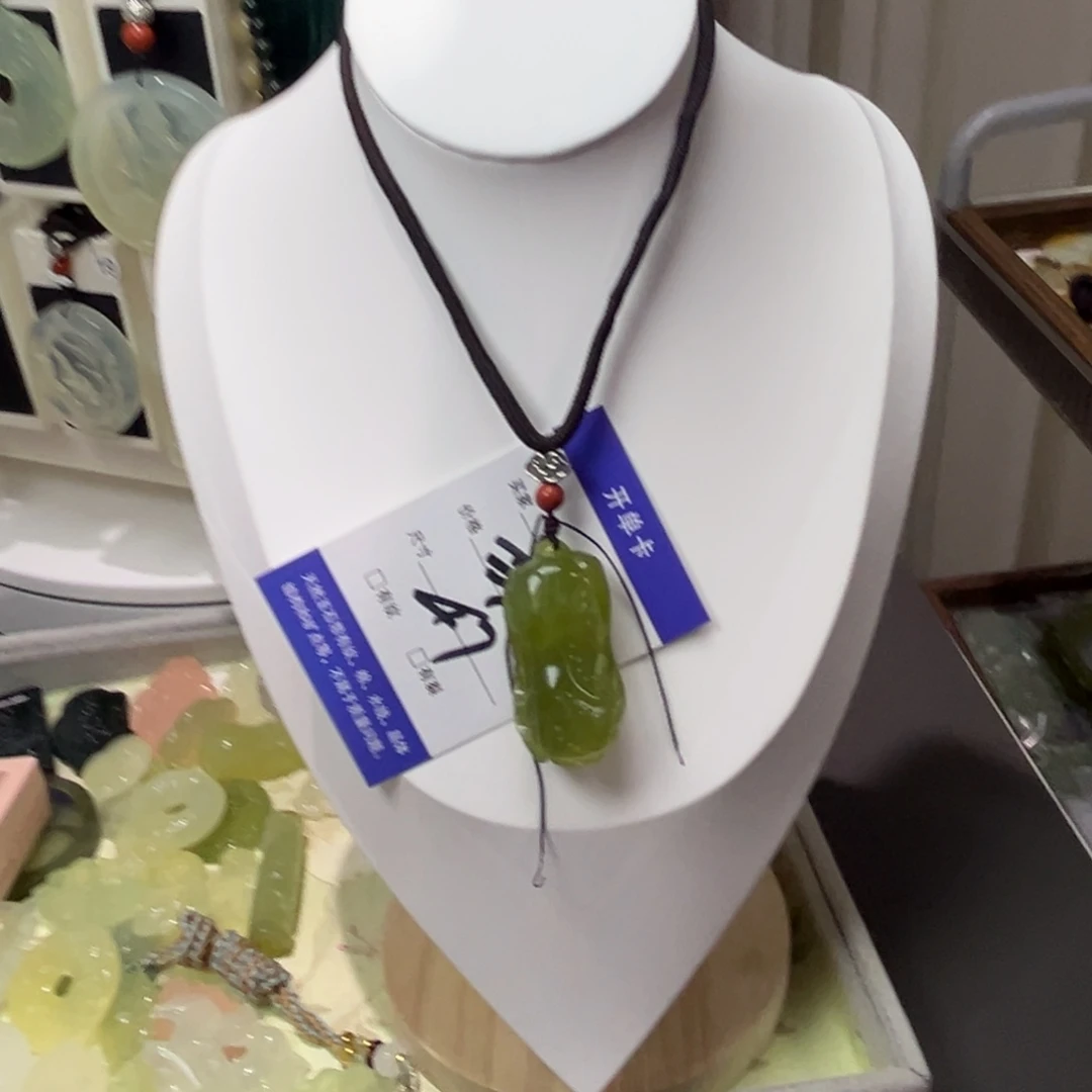 ****蛇纹石玉未镶嵌颈饰