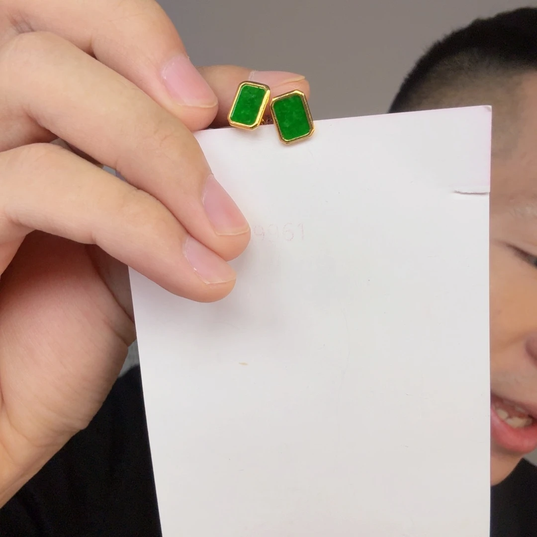 翡翠未镶嵌颈饰一对