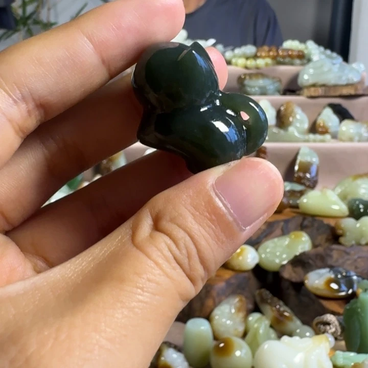 颈饰未镶嵌和田玉（糖玉）