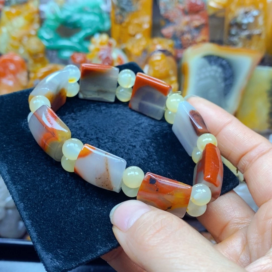 未镶嵌石英质玉（黄龙玉）颈饰