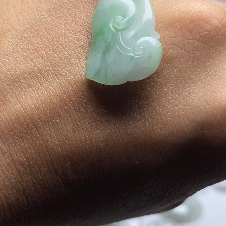 翡翠未镶嵌颈饰如意