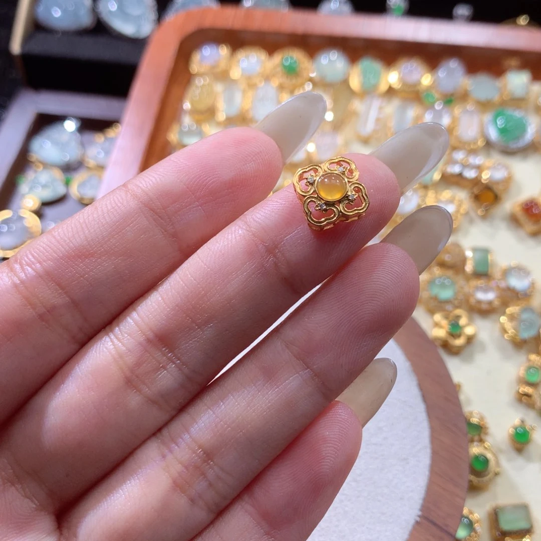 翡翠挂件18K金镶嵌?***配翡翠