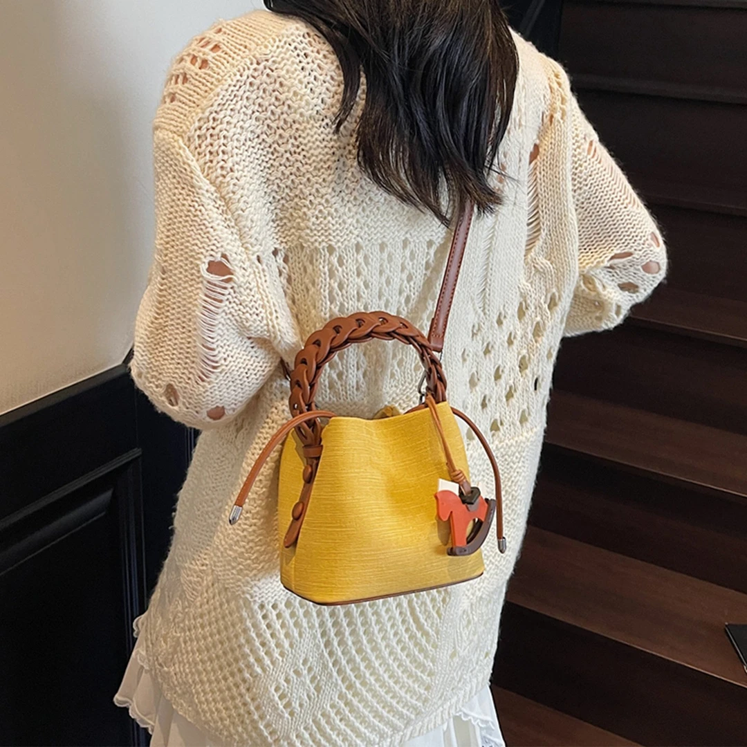 今年流行爆款小包包女夏天2025新款帆布斜挎包韩版休闲手提水桶包