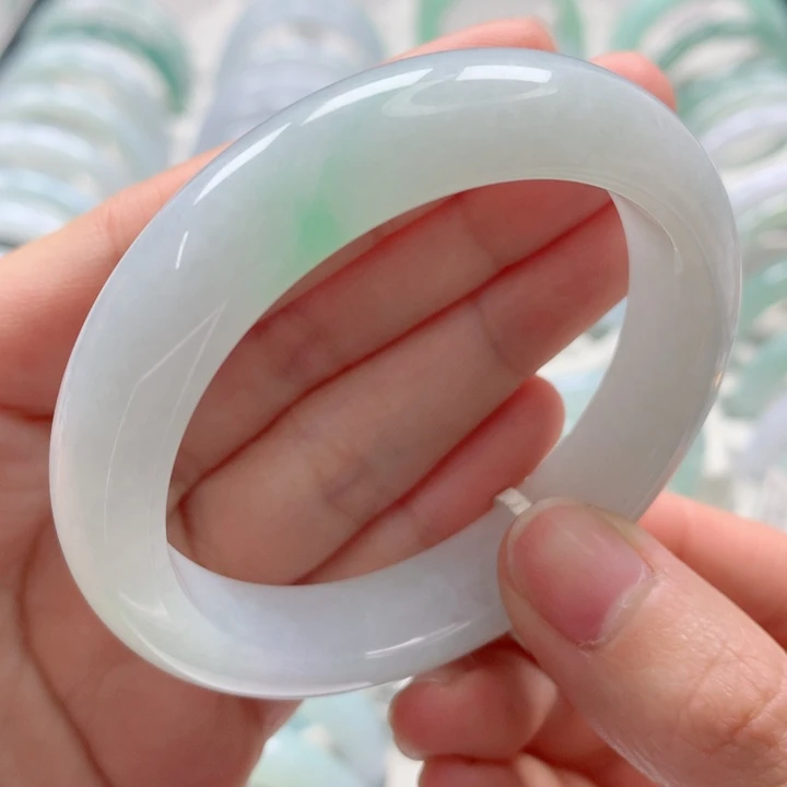 翡翠手镯未镶嵌飘正阳绿冰条细腻零毛孔52