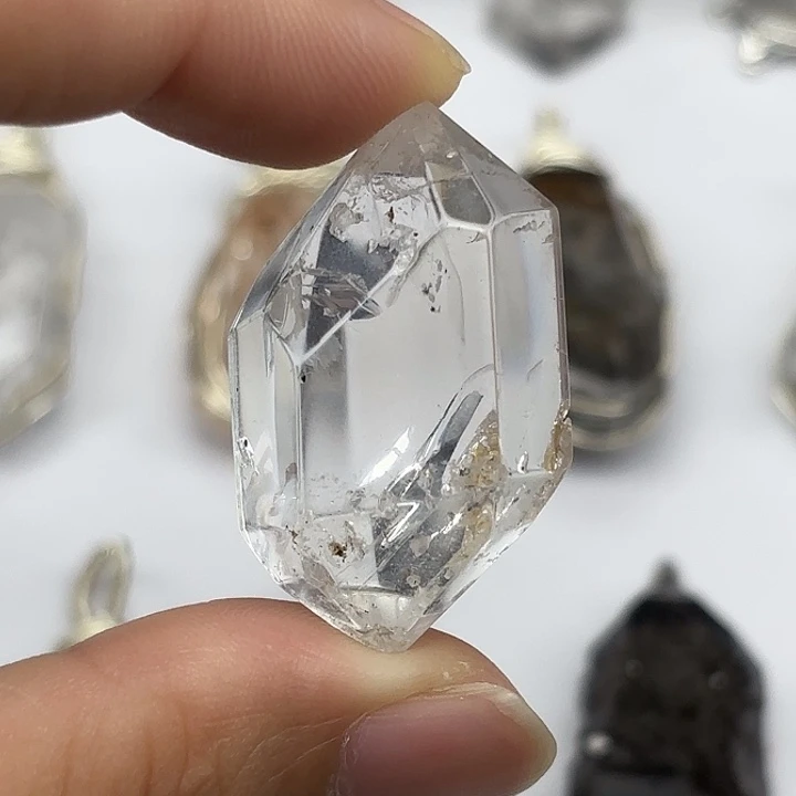 未镶嵌颈饰水晶钢****活水胆闪灵钻