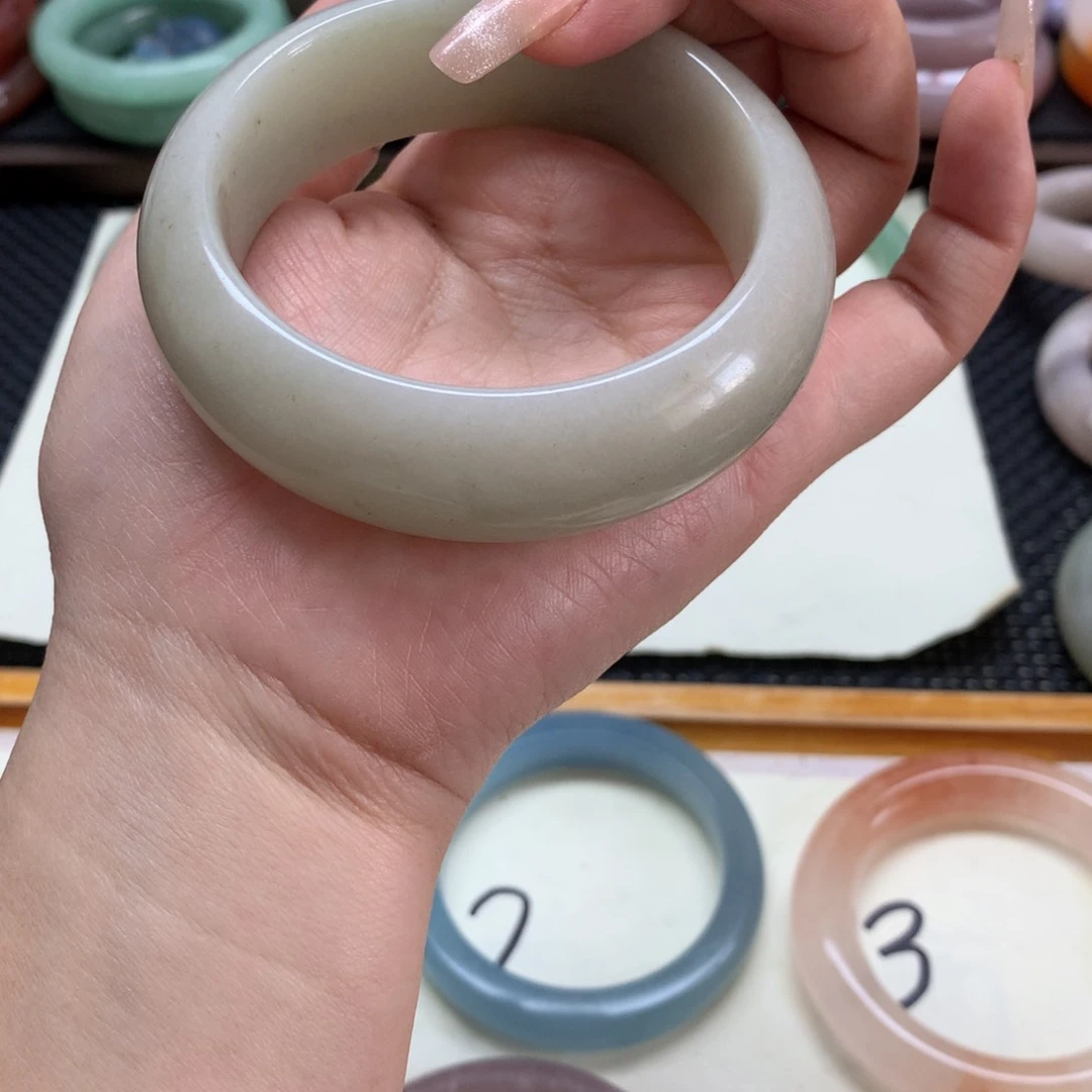 石英岩玉手镯未镶嵌