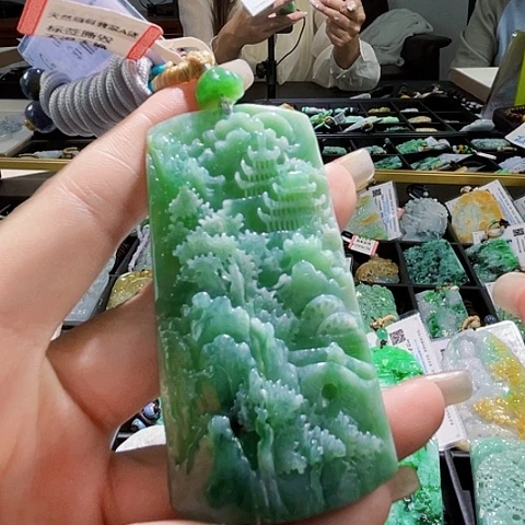 翡翠未镶嵌颈饰一个