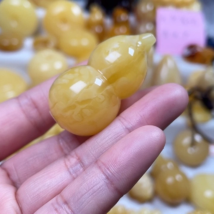 蜜蜡裸石未镶嵌立体葫芦