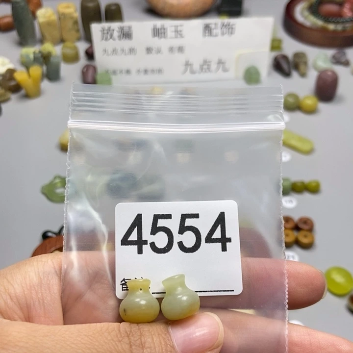 落***乐未镶嵌蛇纹石玉颈饰