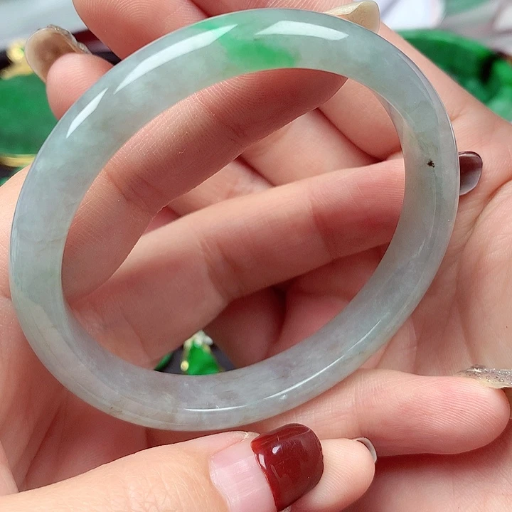翡翠手镯未镶嵌翡翠