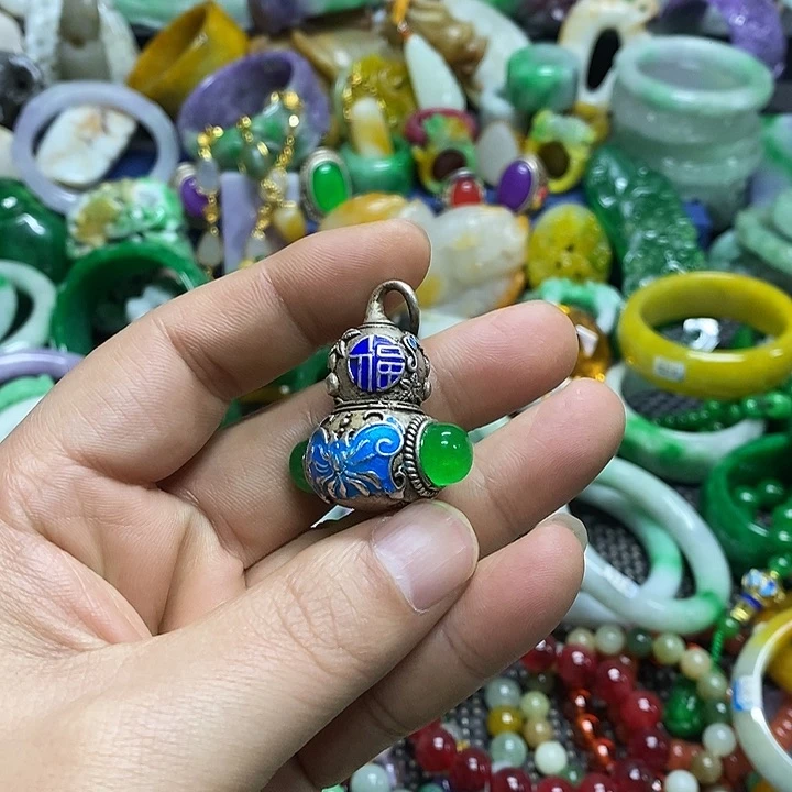 颈饰未镶嵌翡翠缅甸翡翠首饰市场