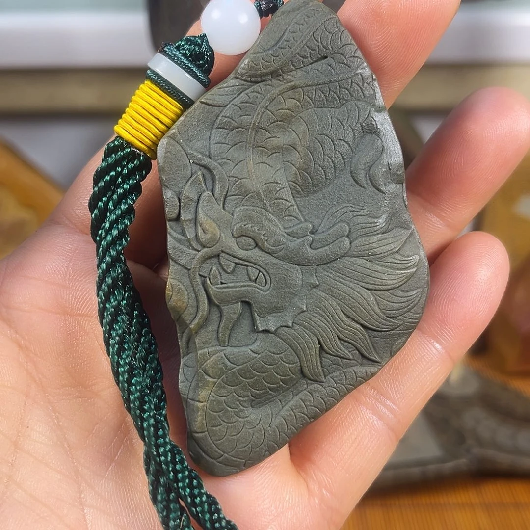 新疆原石雕刻手把件
