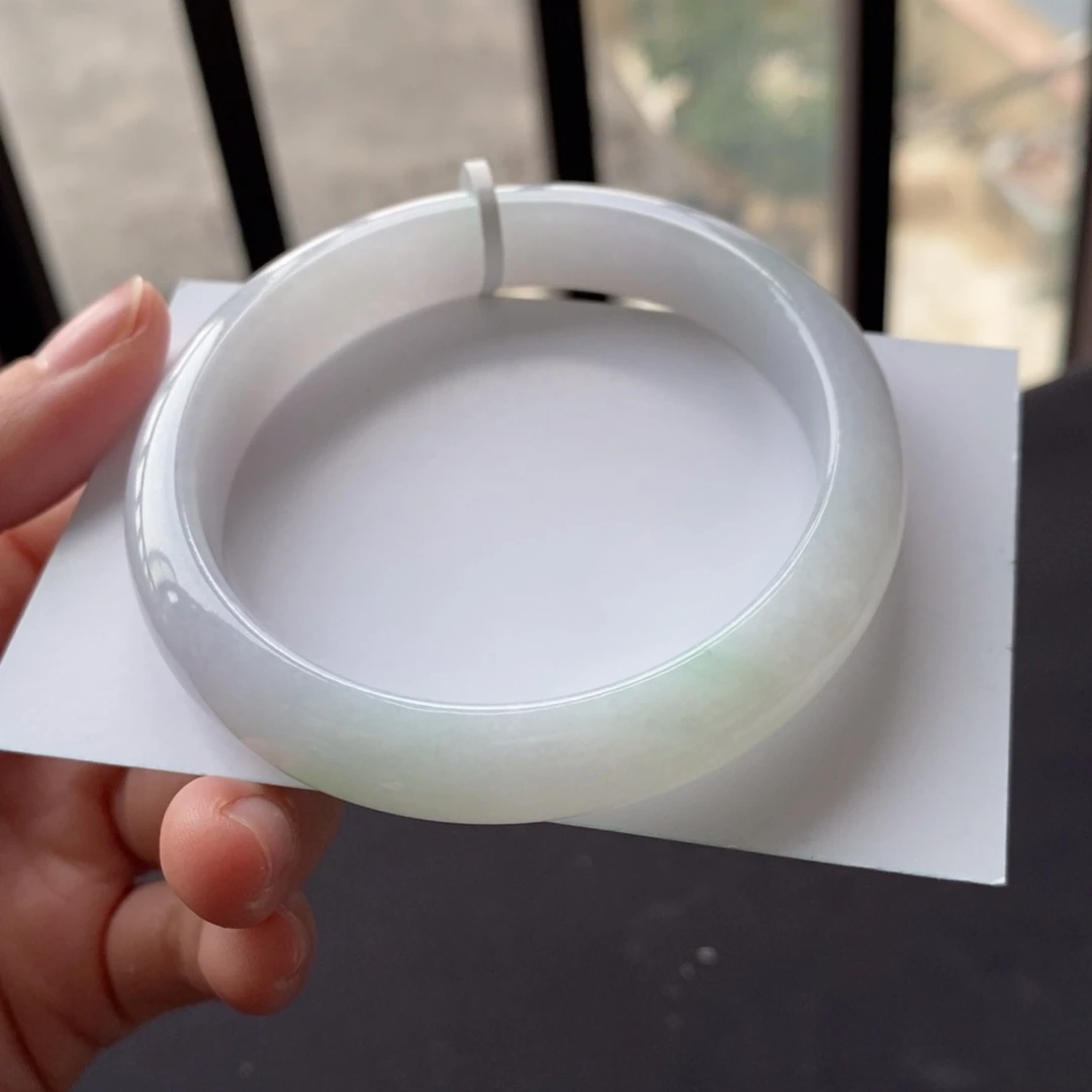 翡翠未镶嵌手镯57正圈牛奶底飘绿