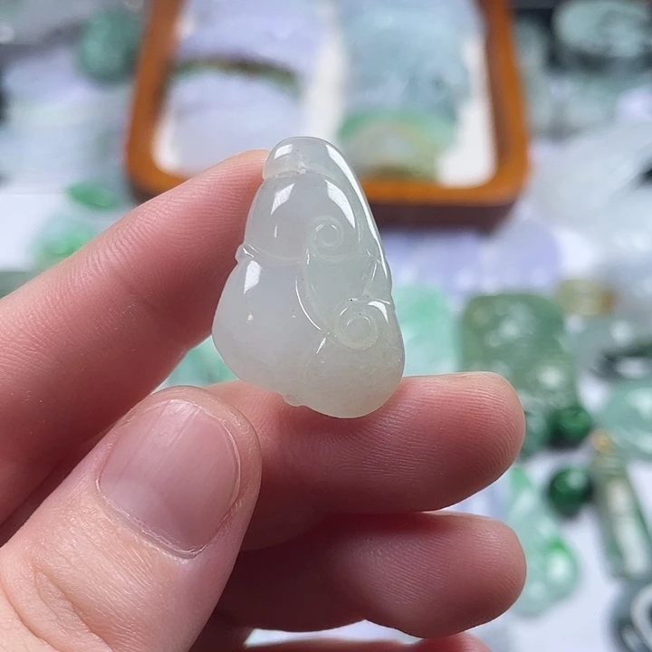 翡翠未镶嵌颈饰如意