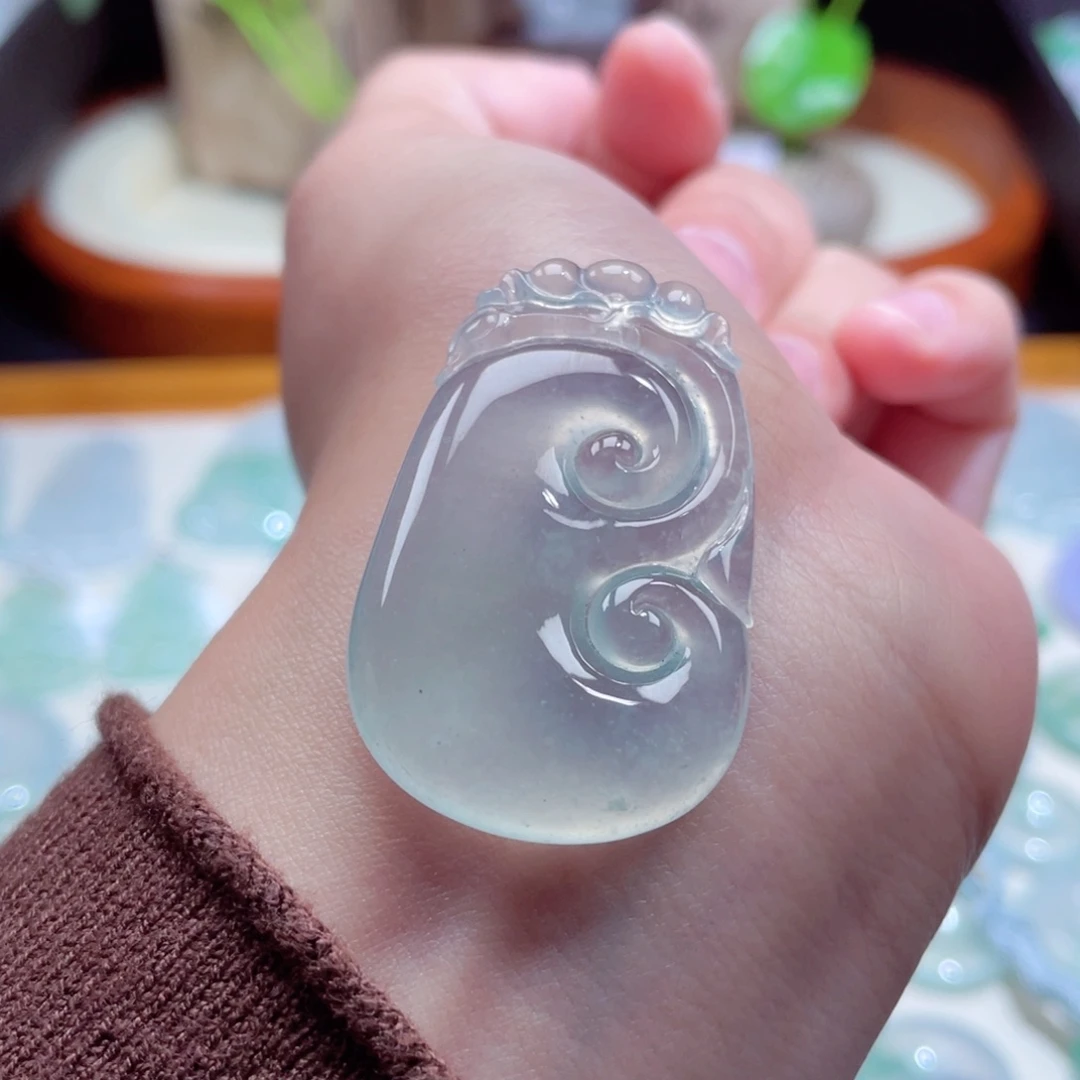 翡翠颈饰未镶嵌如意