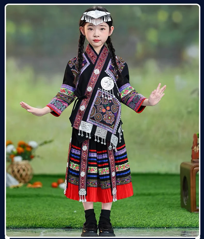 南宁现货批发广西三月三女童少数民族服装演出服升级面料红边裙摆