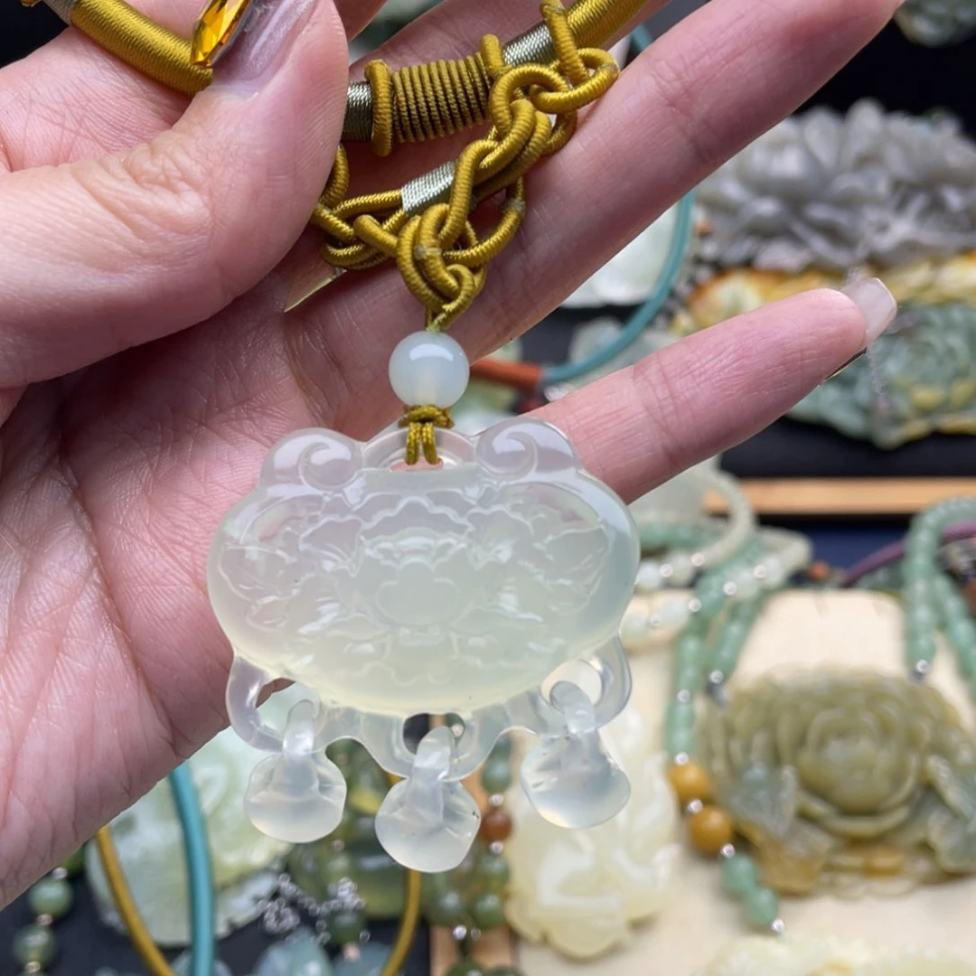 蛇纹石玉颈饰未镶嵌