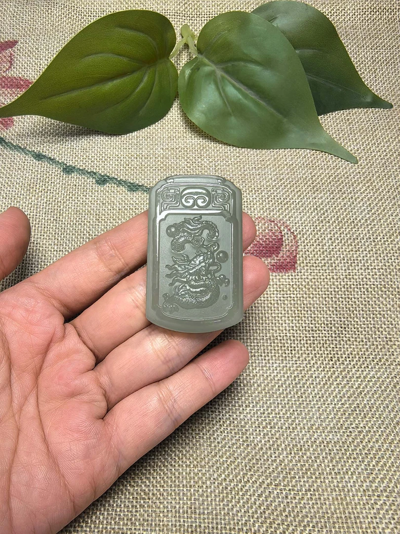 天然和田玉十二生肖龙牌男女款双面精雕玉佩本命