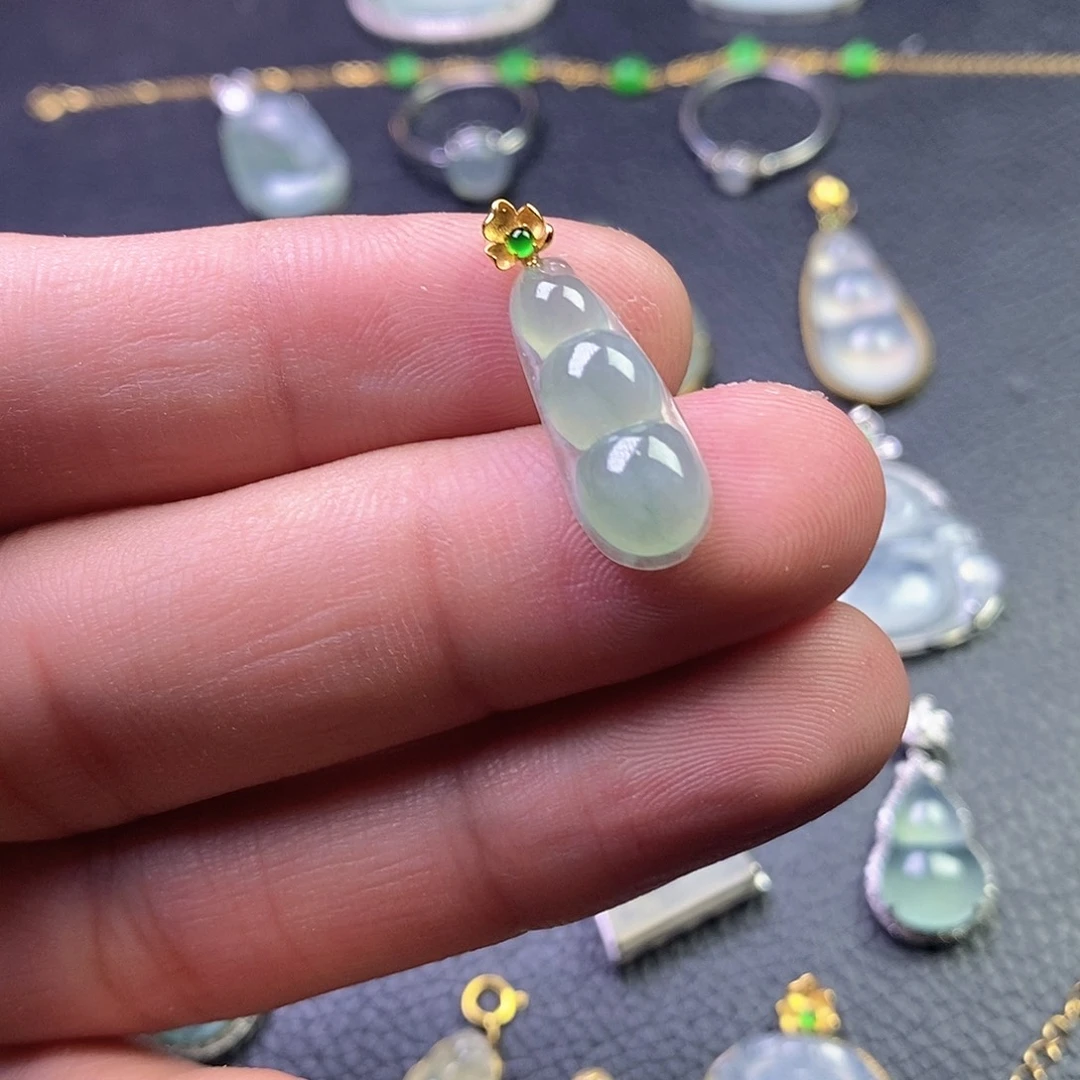 颈饰18K金镶嵌翡翠