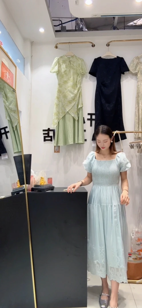 25L80660法式轻奢气质方领露肩收腰显瘦泡泡袖连衣裙女夏新款温柔