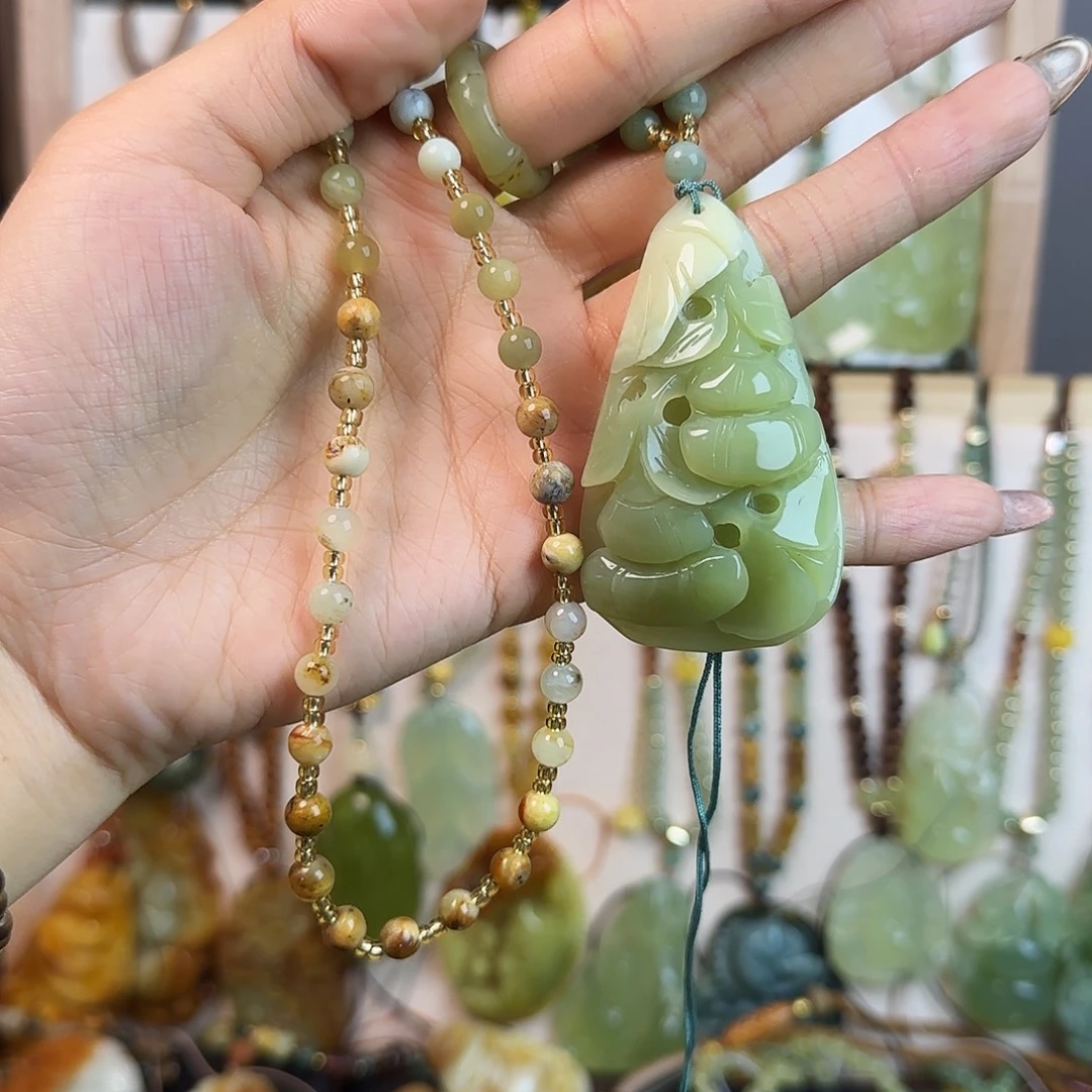 悦***语蛇纹石玉未镶嵌颈饰