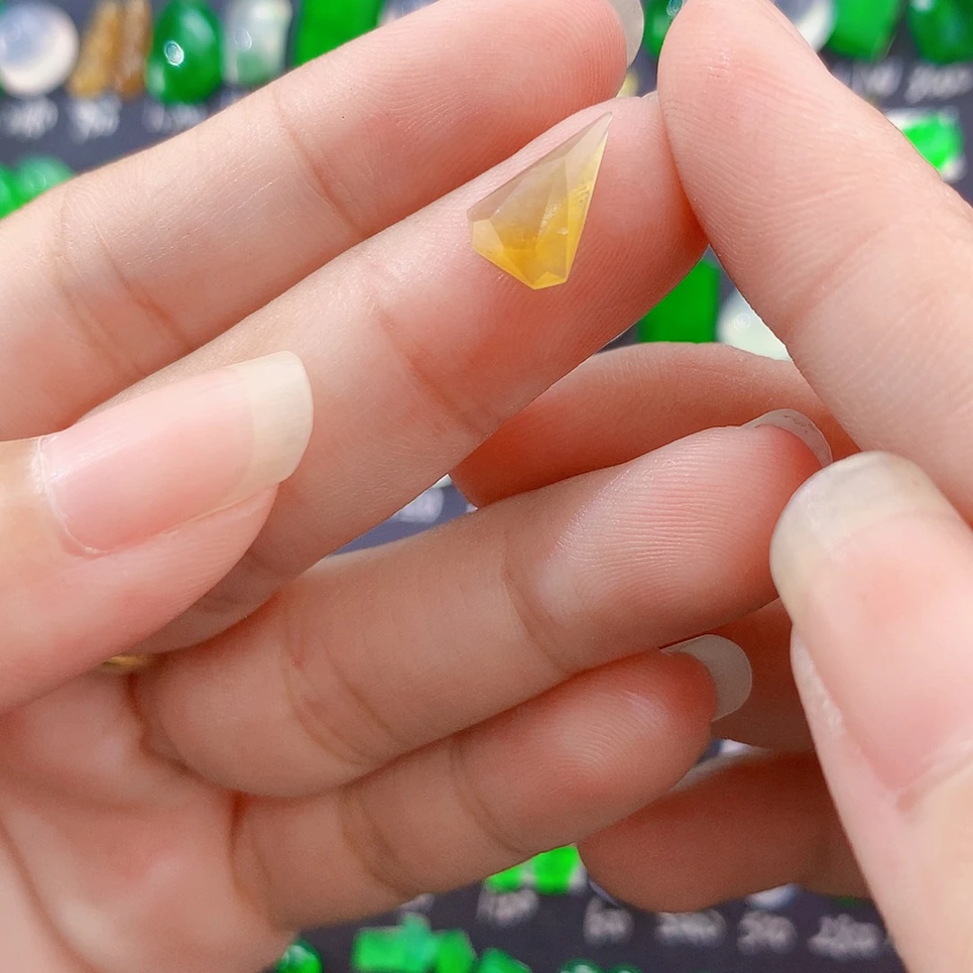 翡翠未镶嵌颈饰黄切割