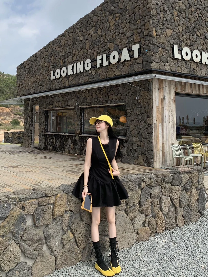 小众高级感黑色无袖背心连衣裙子女款2025夏季赫本高腰背心短裙女