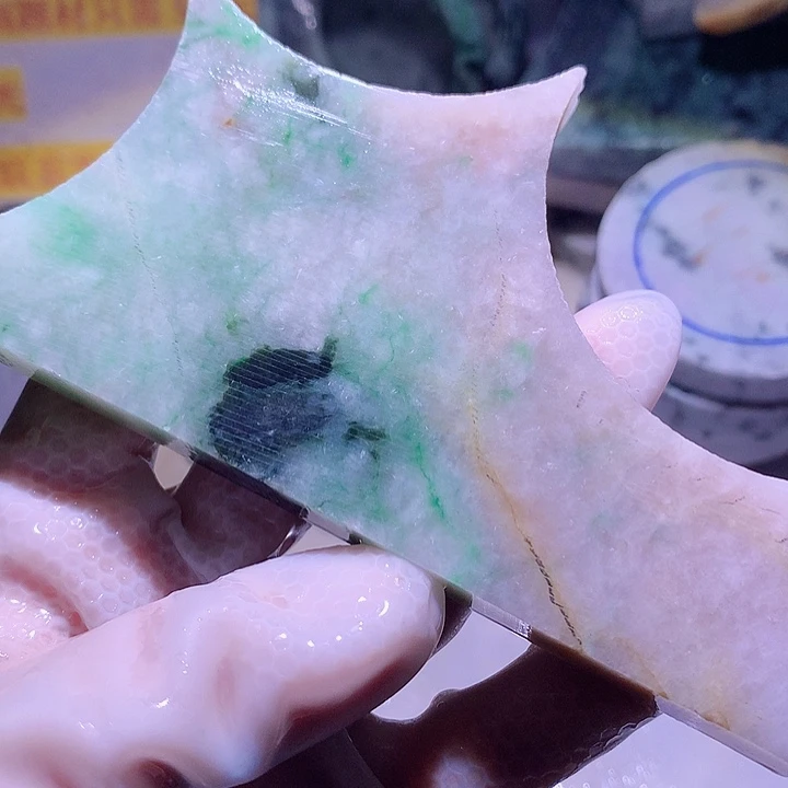 翡翠未镶嵌颈饰边角料