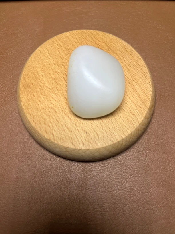 52.8克带洒金皮完整型光白挂件