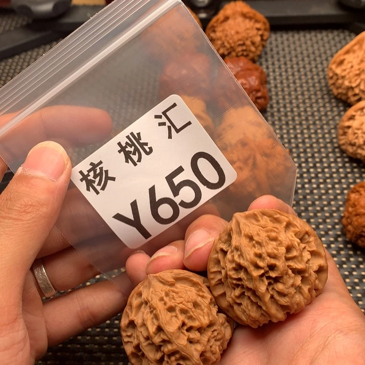 文玩核桃吊坠野牛