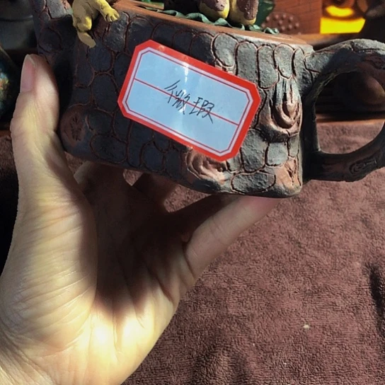 紫砂茶壶原矿泥料手工制作的紫砂壶。