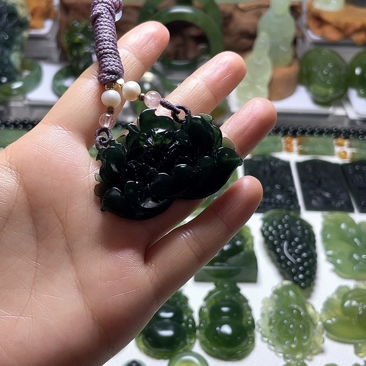 蛇纹石玉未镶嵌颈饰冬*