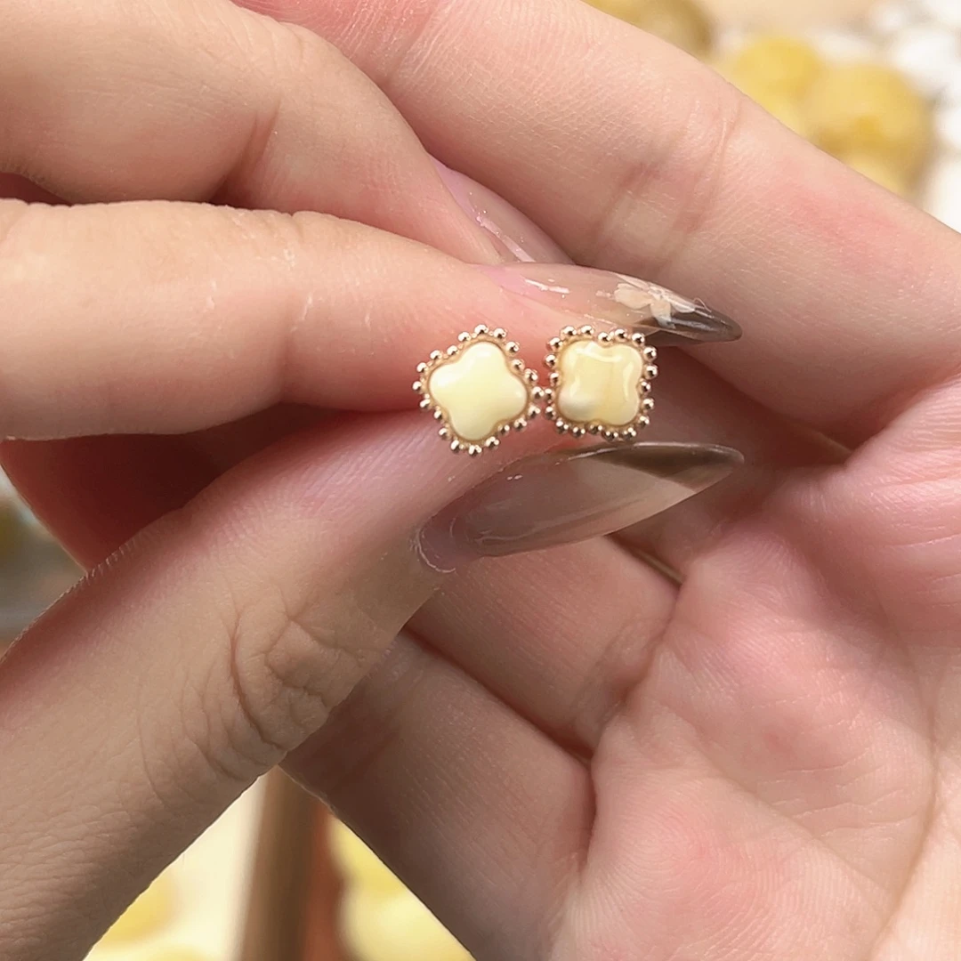 蜜蜡耳饰银S925镀金镶嵌四叶草白花蜡