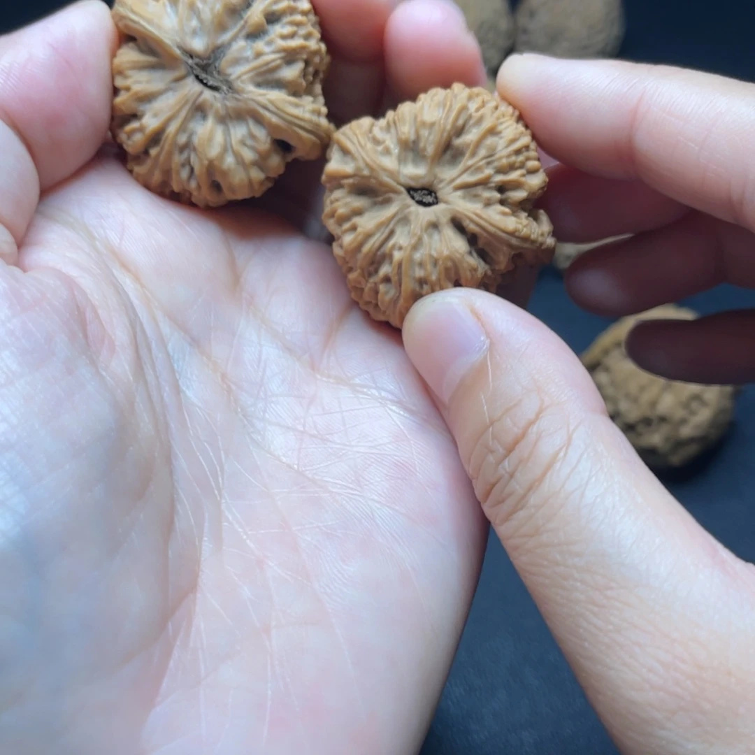 沉***.文玩核桃吊坠南疆石