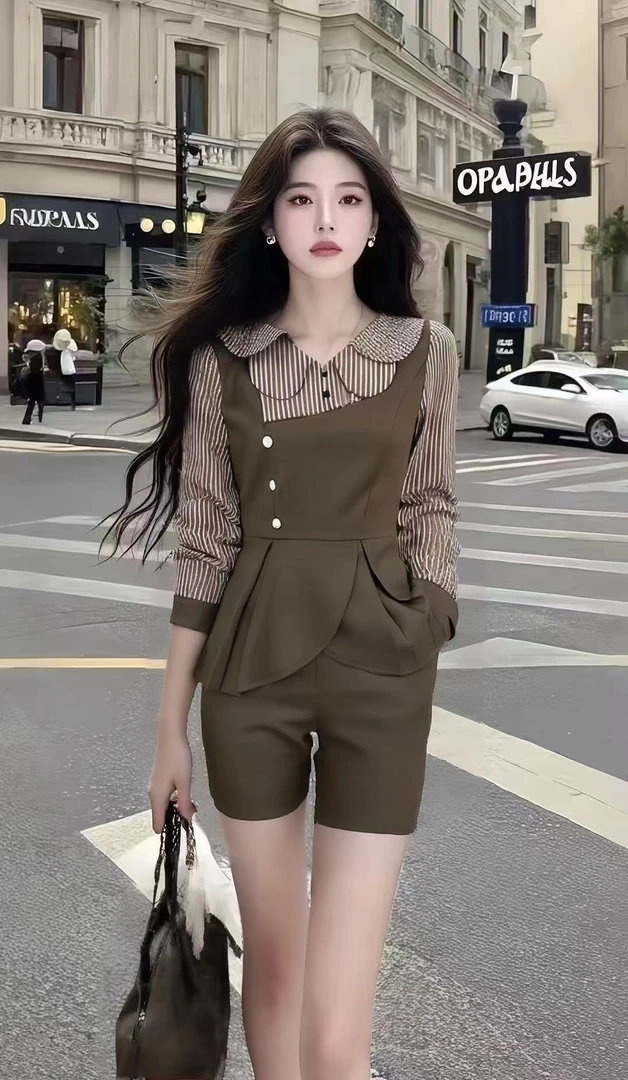 通勤风休闲百搭显瘦穿搭棕色条纹修身上衣+棕色短裤女时尚两件套