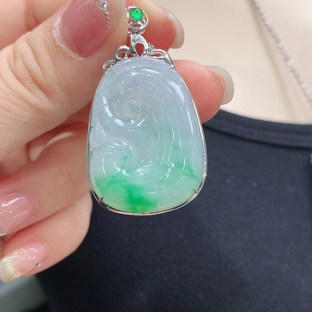 翡翠颈饰18K金镶嵌如意