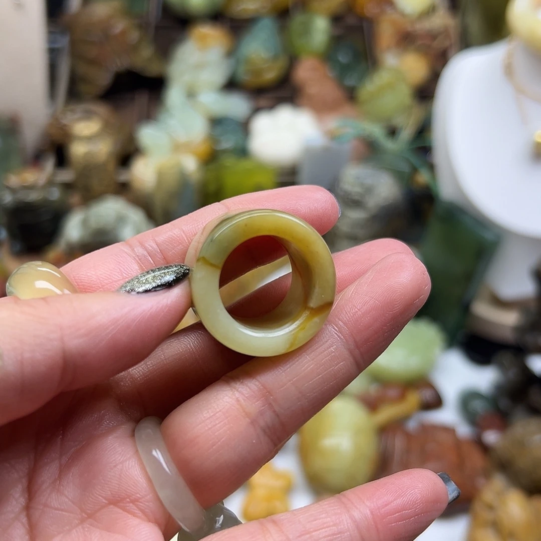 玉***喵未镶嵌岫玉颈饰玉石王花玉扳指