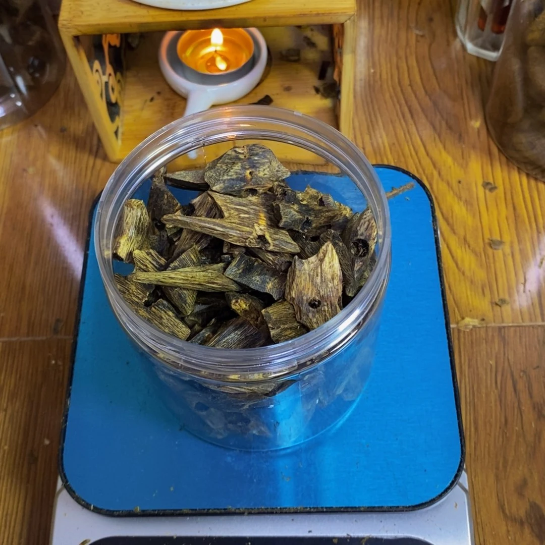 麦****沉香碎屑沉香海南紫棋块料100克