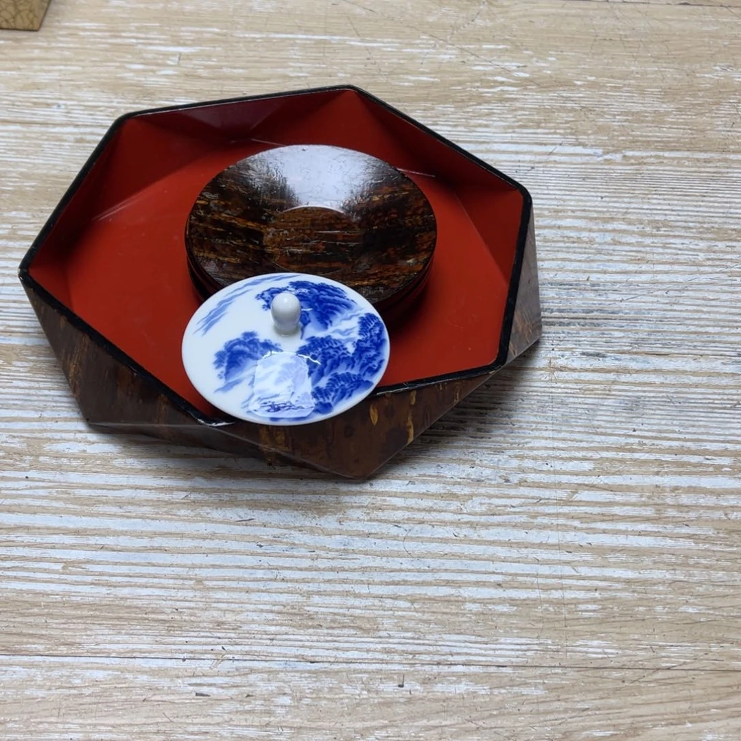 瓷片B****k密密麻麻地排列着一个