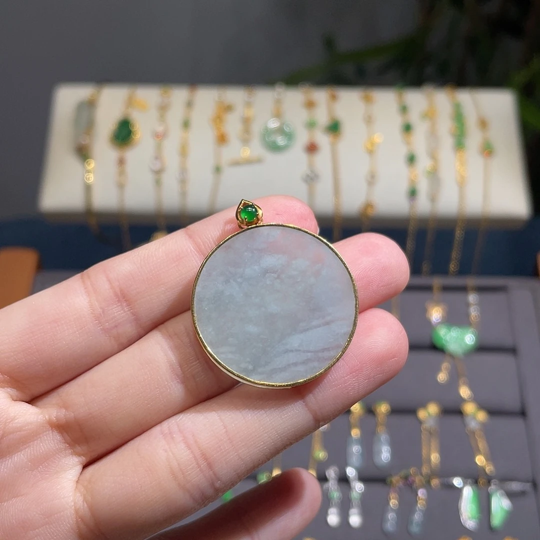 翡翠颈饰18K金镶嵌冰种雪花棉无事牌