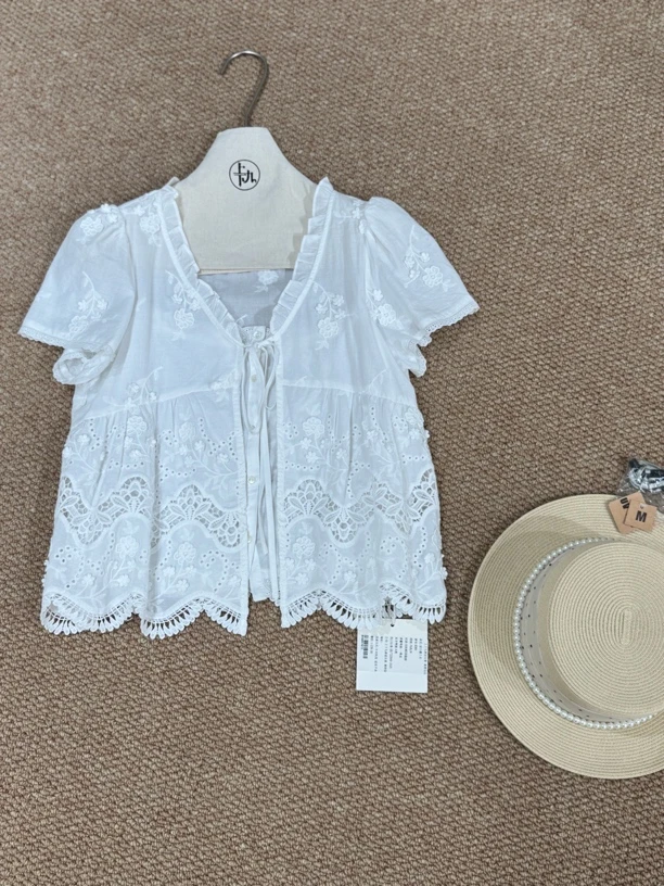 设计感镂空短款上衣