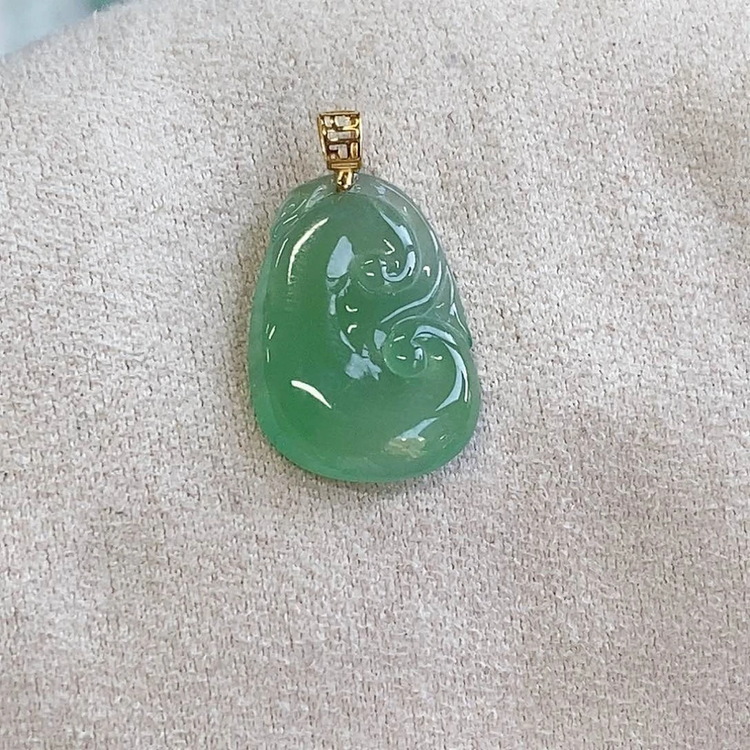 颈饰18K金镶嵌翡翠小**车翡翠如意