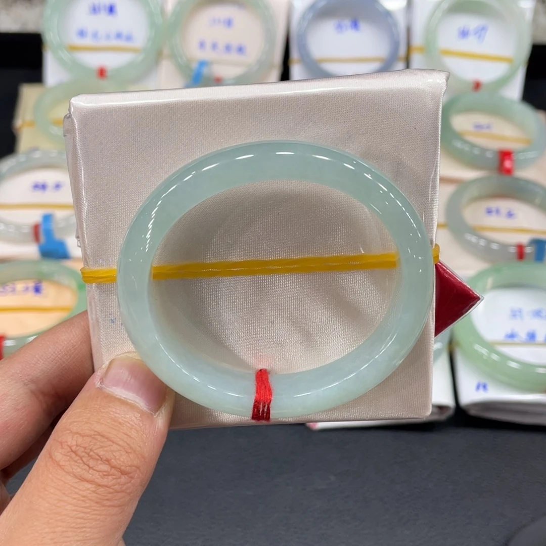 翡翠手镯未镶嵌天然翡翠