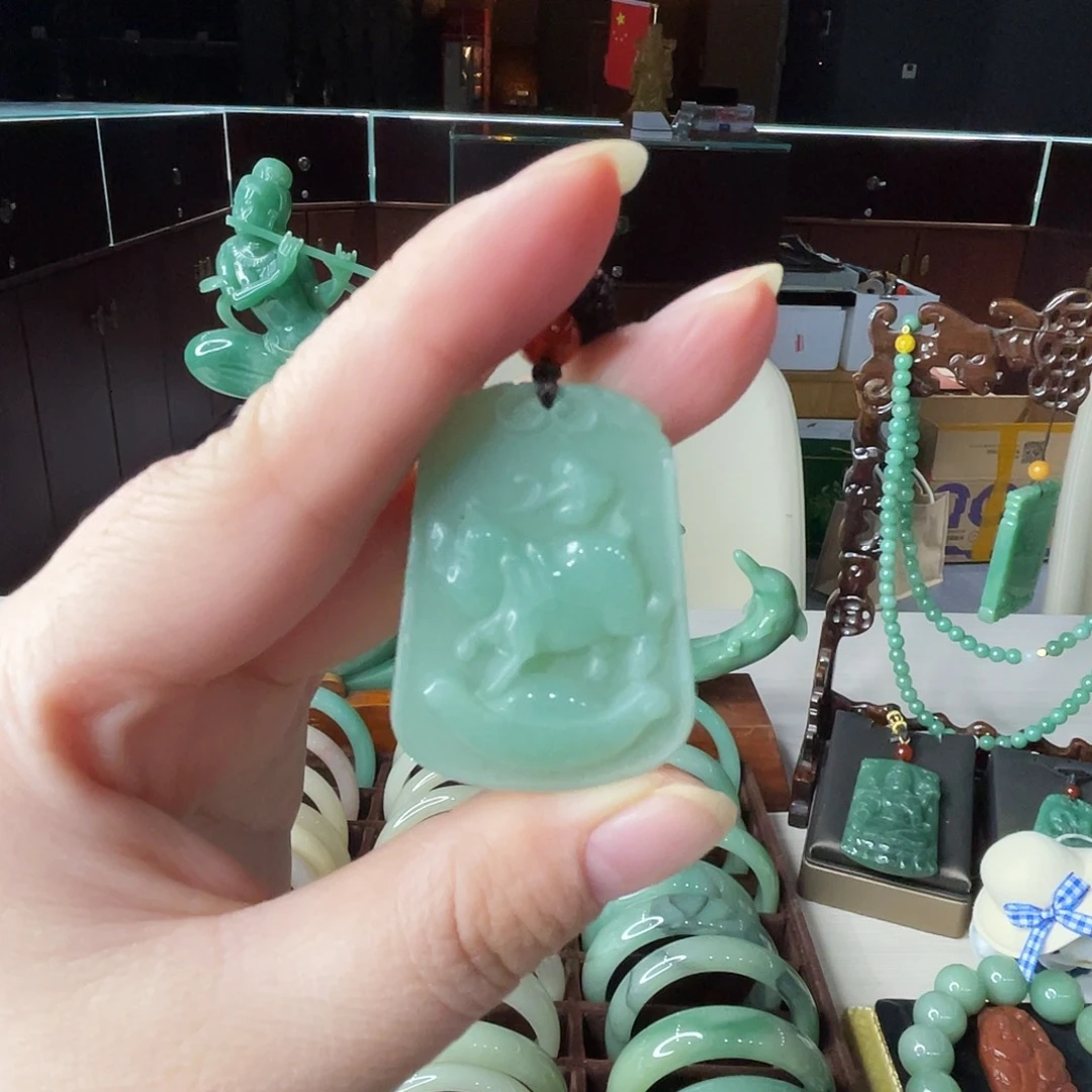 密玉（石英质玉）未镶嵌颈饰微瑕