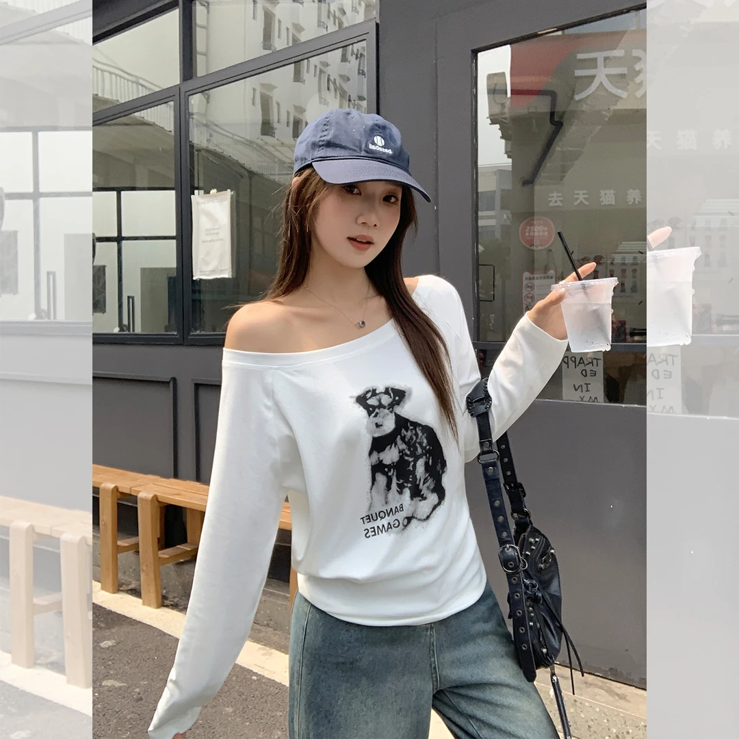 慵懒风白色小狗印花斜肩长袖T恤女2025年早秋露肩百搭松弛感上衣
