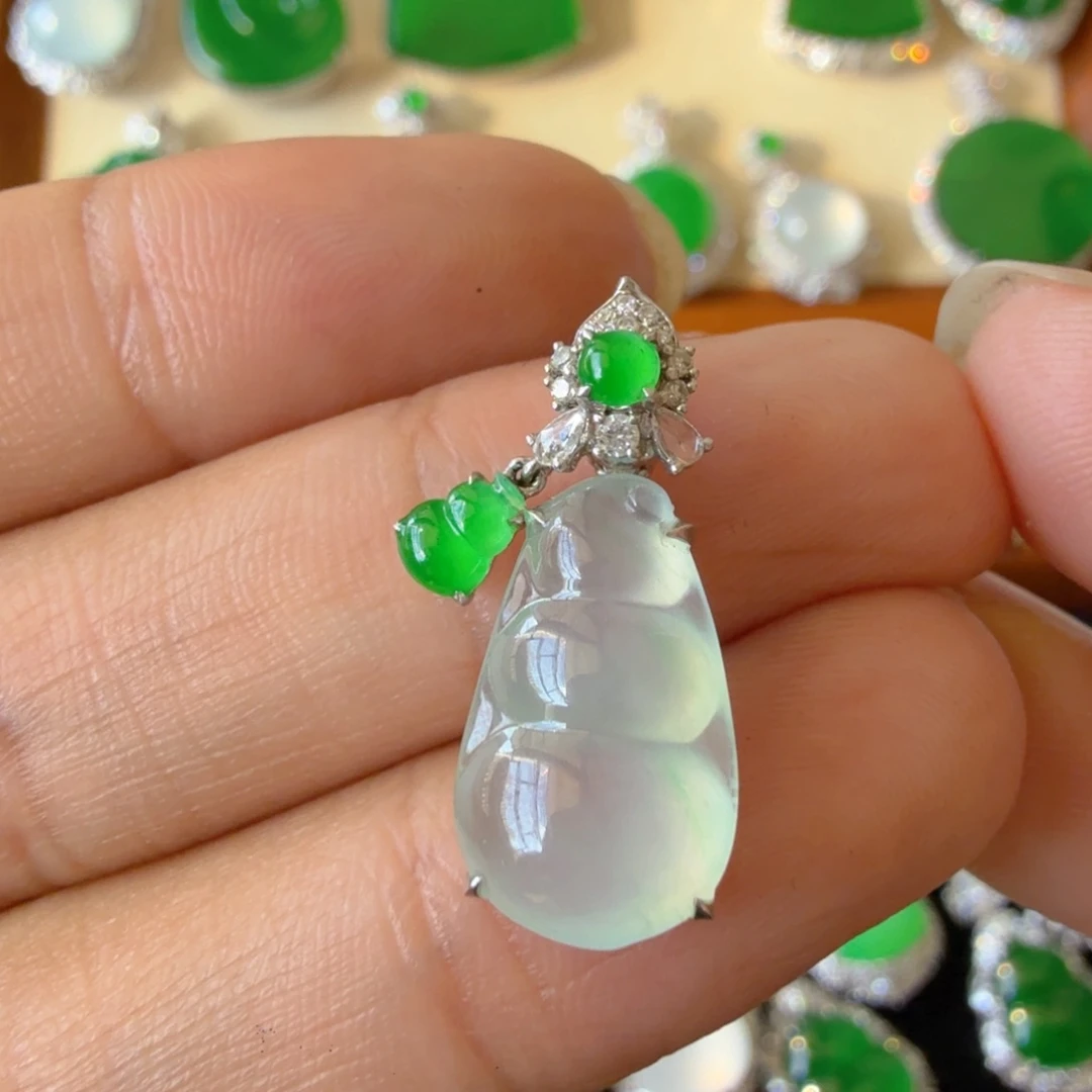 翡翠18K金镶嵌颈饰吊坠